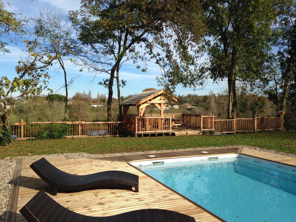 Along The River Bergerac Bilik gambar